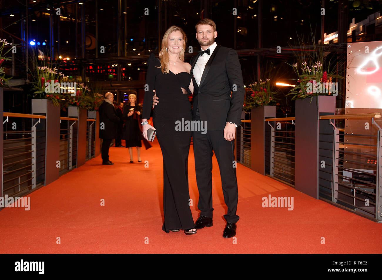 Jette Joop und ihr Freund Alexander Kinzler die Teilnahme an dem Festival Eröffnung mit dem "die Freundlichkeit von Fremden' Premiere auf der 69. Internationalen Filmfestspiele Berlin/Berlinale 2019 im Berlinale Palast am Februar 7, 2019 in Berlin, Deutschland. Stockfoto