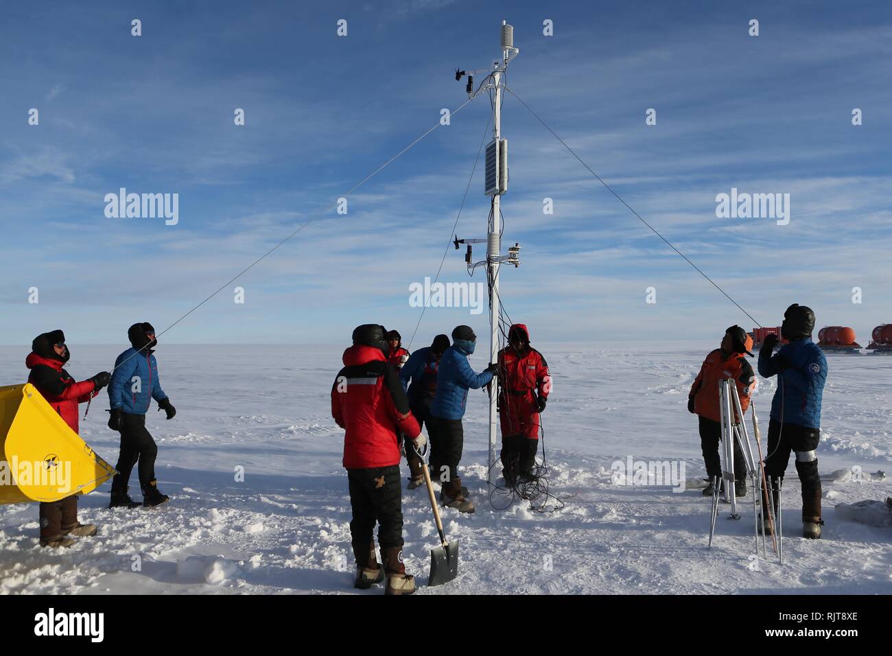 Antarktis, Chinesischen Forschungsstation in der Antarktis. 7 Feb, 2019.  Mitglieder von Chinas 35. Antarktisexpedition Team zusammenarbeiten, um die  Automatische Wetterstation 100 Kilometer entfernt von der Zhongshan  Station, einem chinesischen ...