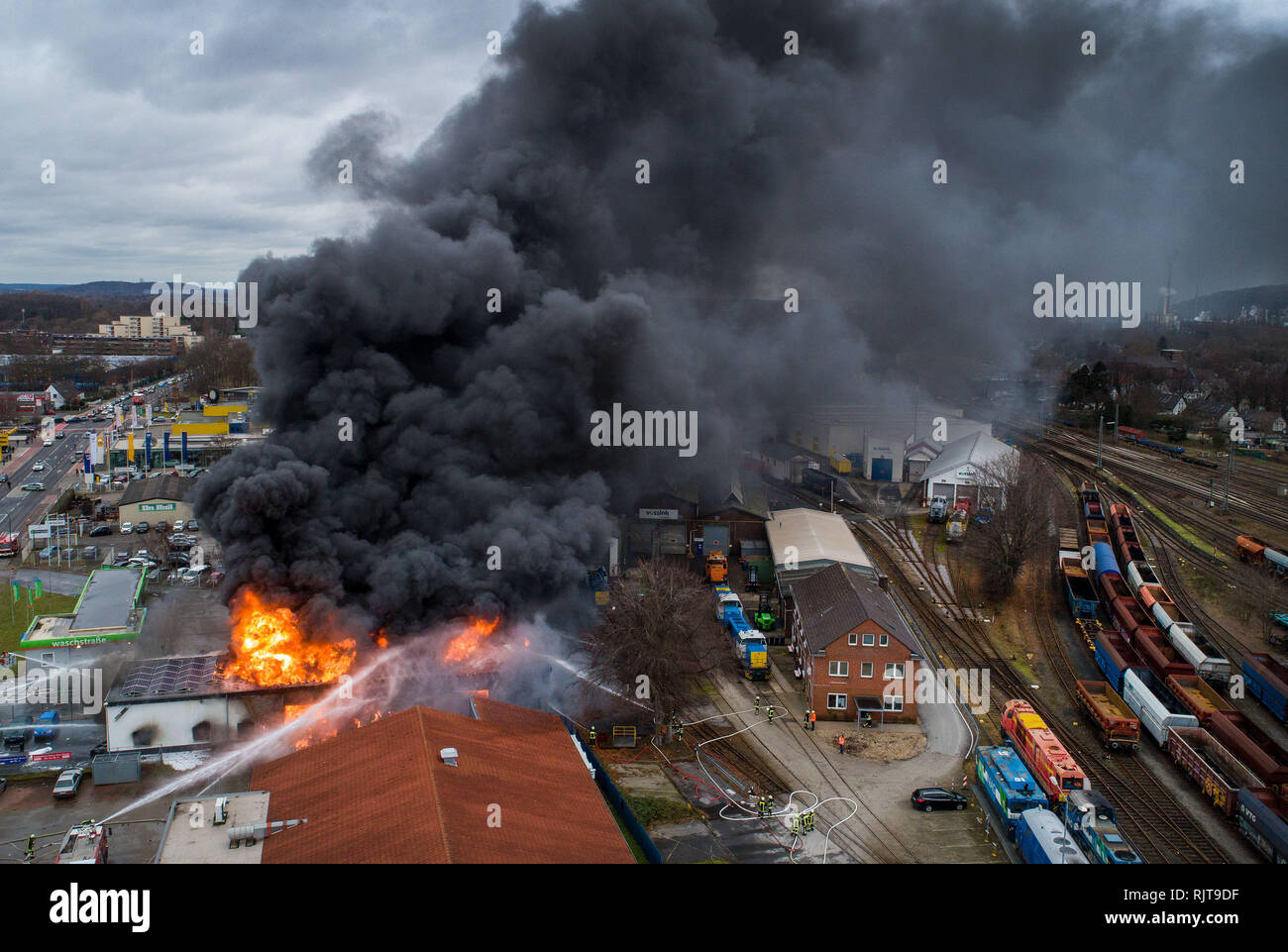 Moers, Deutschland. 08 Feb, 2019. Feuerwehrmänner bekämpfen ein Feuer in einem Gebäude in Moers (Luftbild mit einer Drohne). Die Moers Bahnhof wurde aufgrund der starken Rauchentwicklung geschlossen. Anwohner wurden gebeten, von der Feuerwehr, Türen und Fenster geschlossen zu halten. Credit: Christoph Reichwein/dpa/Alamy leben Nachrichten Stockfoto