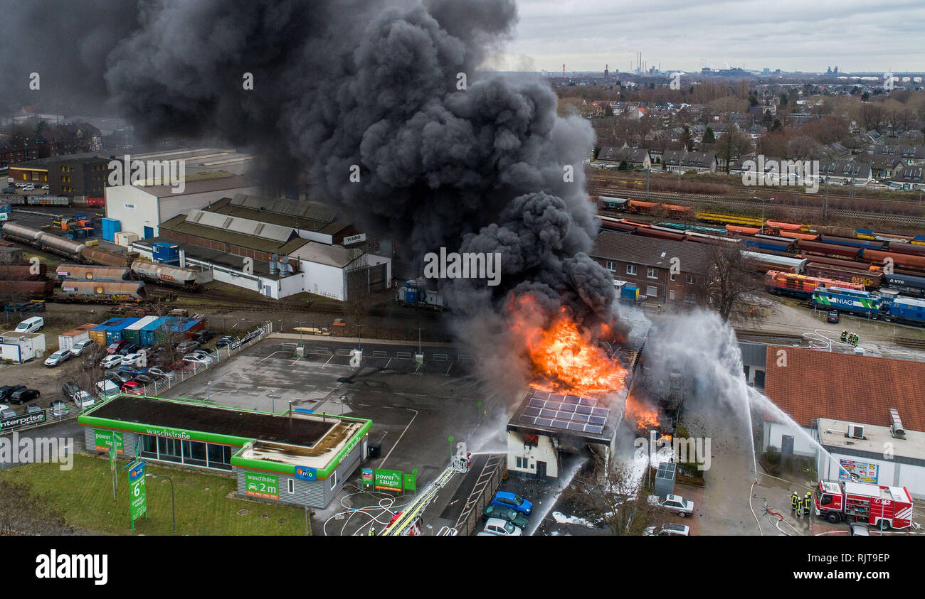 Moers, Deutschland. 08 Feb, 2019. Feuerwehrmänner bekämpfen ein Feuer in einem Gebäude in Moers (Luftbild mit einer Drohne). Die Moers Bahnhof wurde aufgrund der starken Rauchentwicklung geschlossen. Anwohner wurden gebeten, von der Feuerwehr, Türen und Fenster geschlossen zu halten. Credit: Christoph Reichwein/dpa/Alamy leben Nachrichten Stockfoto