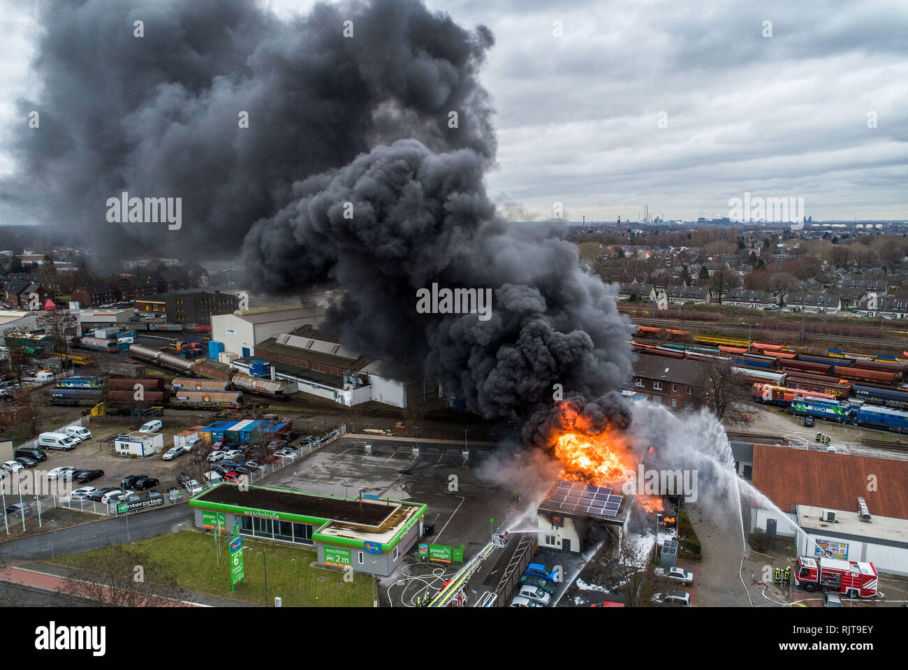 Moers, Deutschland. 08 Feb, 2019. Feuerwehrmänner bekämpfen ein Feuer in einem Gebäude in Moers (Luftbild mit einer Drohne). Die Moers Bahnhof wurde aufgrund der starken Rauchentwicklung geschlossen. Anwohner wurden gebeten, von der Feuerwehr, Türen und Fenster geschlossen zu halten. Credit: Christoph Reichwein/dpa/Alamy leben Nachrichten Stockfoto