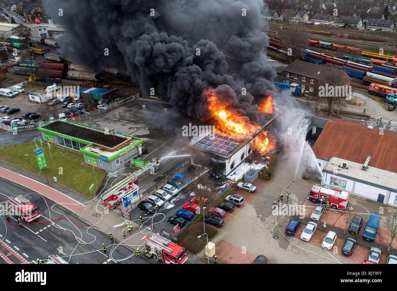 Moers, Deutschland. 08 Feb, 2019. Feuerwehrmänner bekämpfen ein Feuer in einem Gebäude in Moers (Luftbild mit einer Drohne). Die Moers Bahnhof wurde aufgrund der starken Rauchentwicklung geschlossen. Anwohner wurden gebeten, von der Feuerwehr, Türen und Fenster geschlossen zu halten. Credit: Christoph Reichwein/dpa/Alamy leben Nachrichten Stockfoto