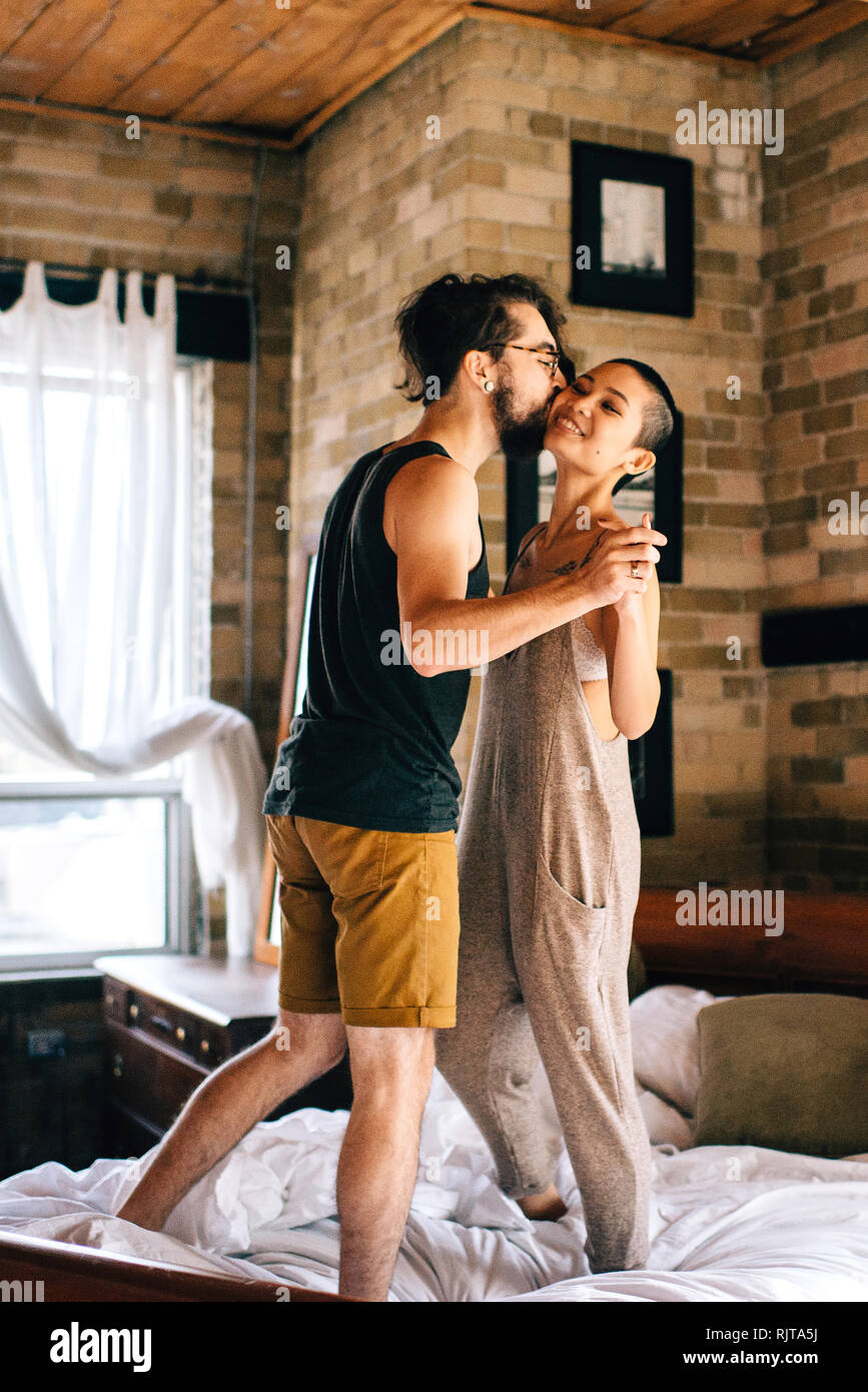 Paar langsamen Tanz auf dem Bett Stockfoto