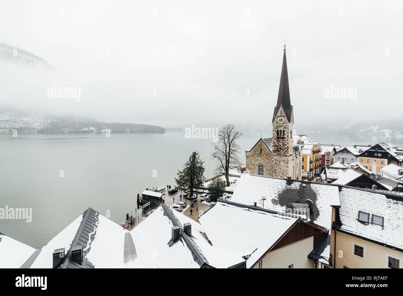 HALLSTATT, Österreich - Januar 2019: Blick über Evangelische Pfarrkirche und alte Stadt am See im Winter. Stockfoto