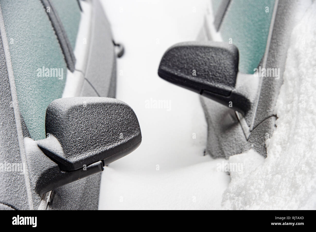 Auto Spiegel von zwei Autos im Schnee begraben nach schneesturm (Montreal, Kanada) Stockfoto