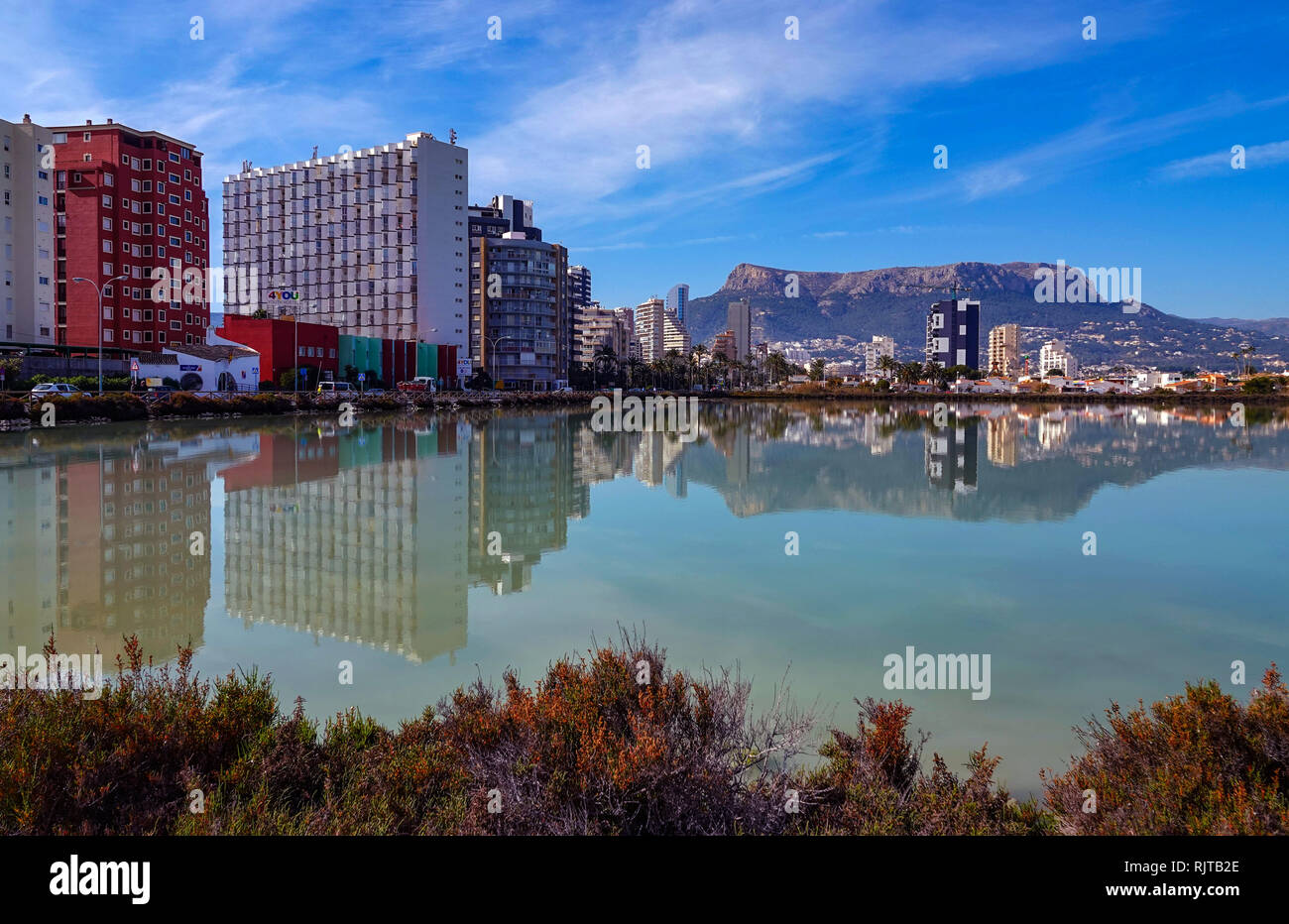 Salz - pan Lagune und hohen Gebäuden mit umliegenden Berge, Calpe, Valencia, Spanien Stockfoto