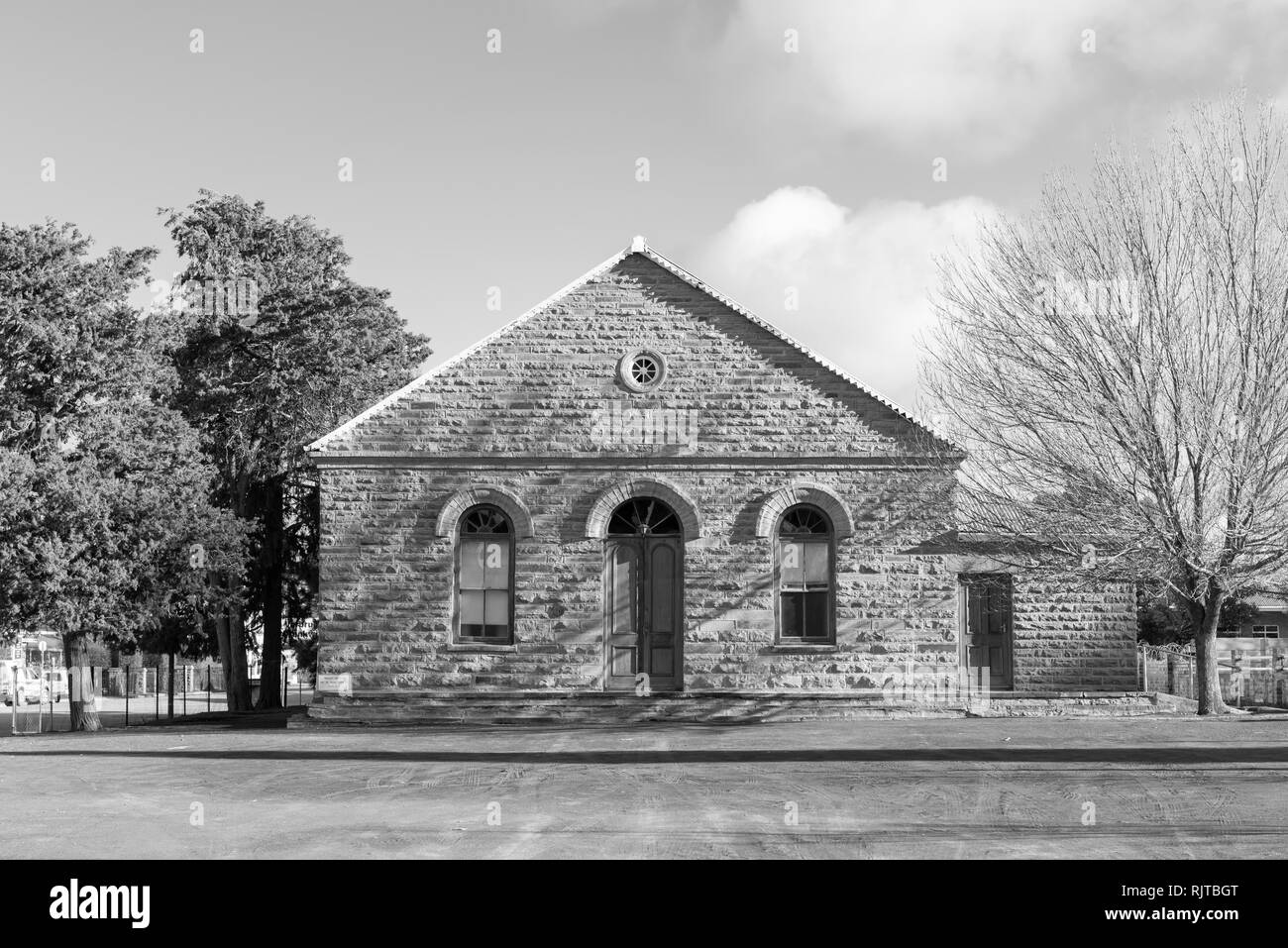 SUTHERLAND, SÜDAFRIKA, 7. August 2018: Die Niederländische Reformierte Kirche Halle in Sutherland in der Northern Cape Provinz. Schwarzweiß Stockfoto
