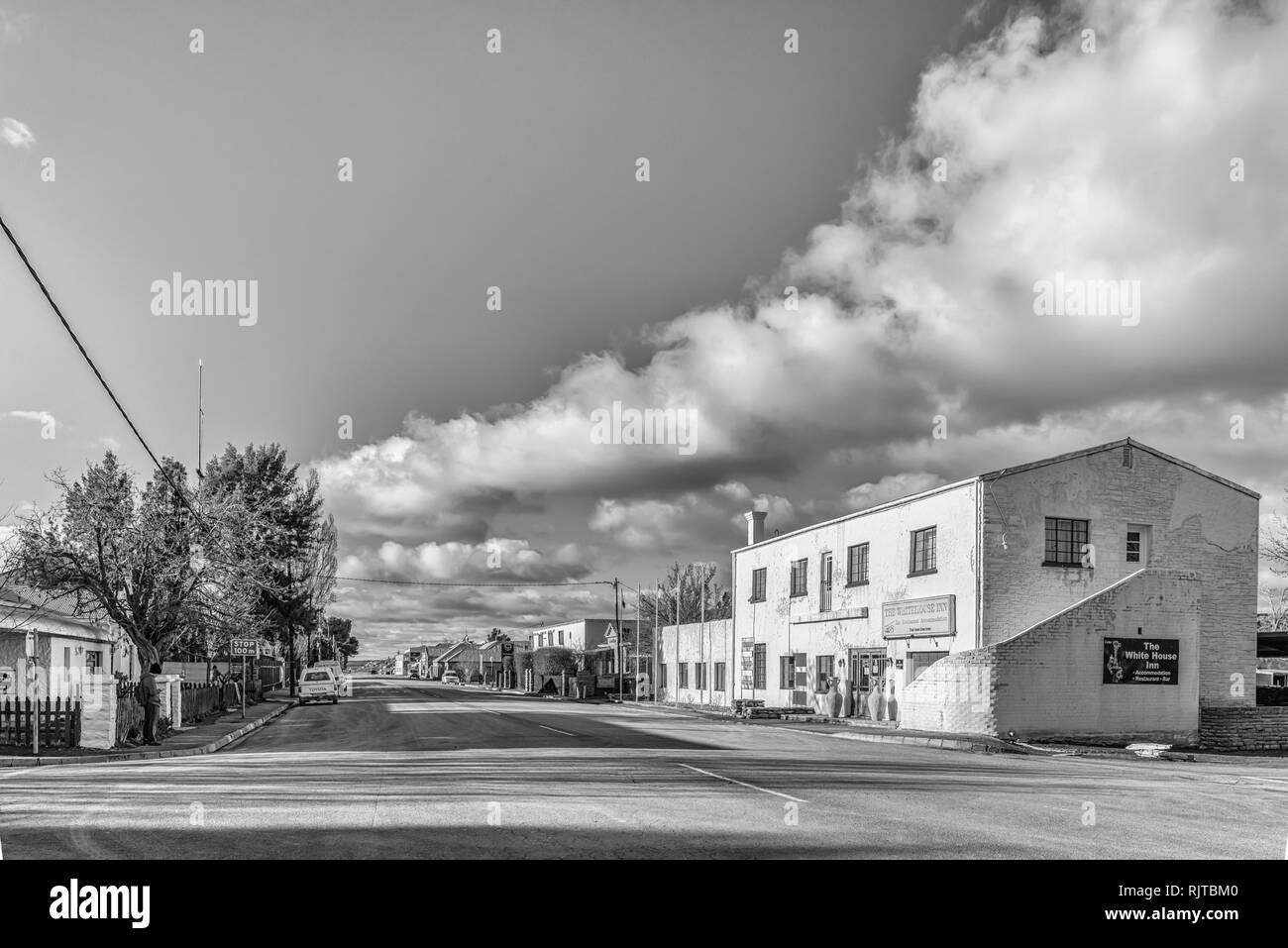 SUTHERLAND, SÜDAFRIKA, August 7, 2018: eine Straße, Szene, mit Unternehmen und Fahrzeuge, in Sutherland in der Northern Cape Provinz. Die Whitehouse In Stockfoto