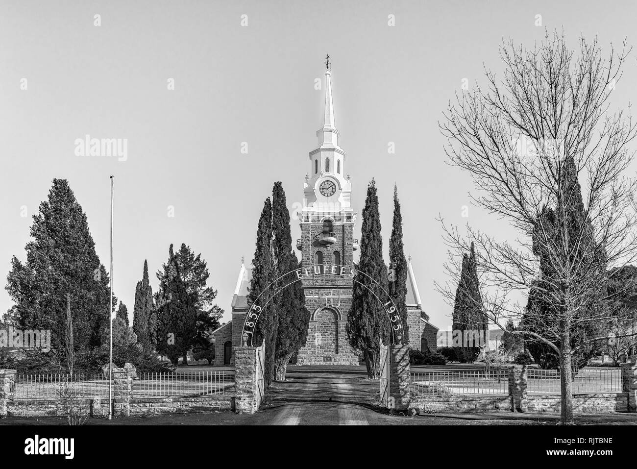 SUTHERLAND, SÜDAFRIKA, 8. AUGUST 2018: der Niederländischen Reformierten Kirche in Sutherland in der Northern Cape Provinz. Schwarzweiß Stockfoto