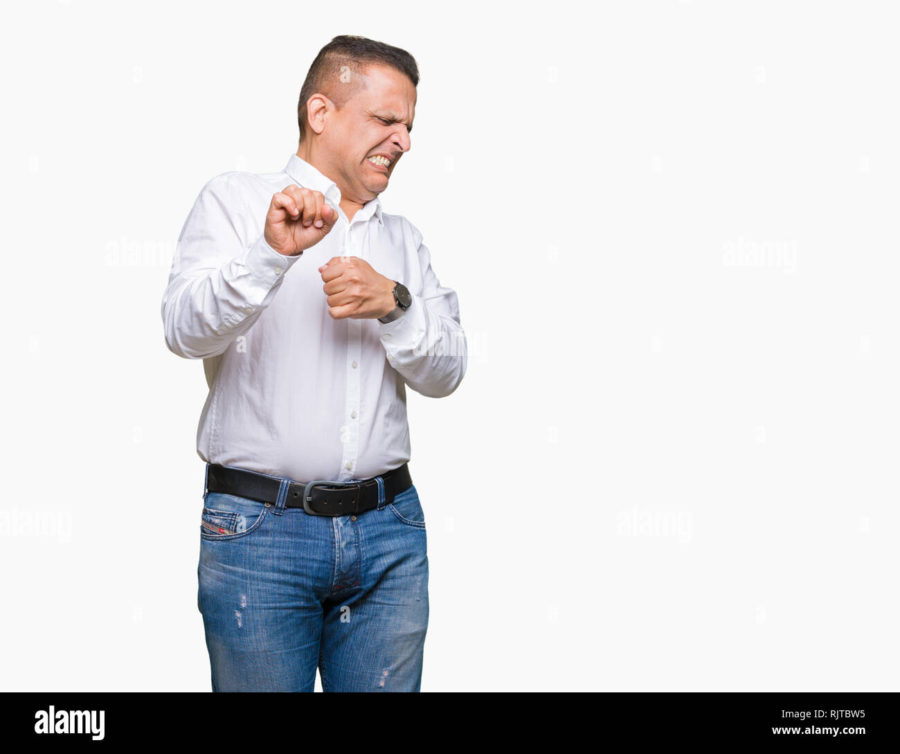 Mittleren Alter arabischen eleganten Mann über isolierte Hintergrund angewiderten Ausdruck, unzufrieden und ängstlich, Ekel, weil Abneigung Reaktion. Mit h Stockfoto