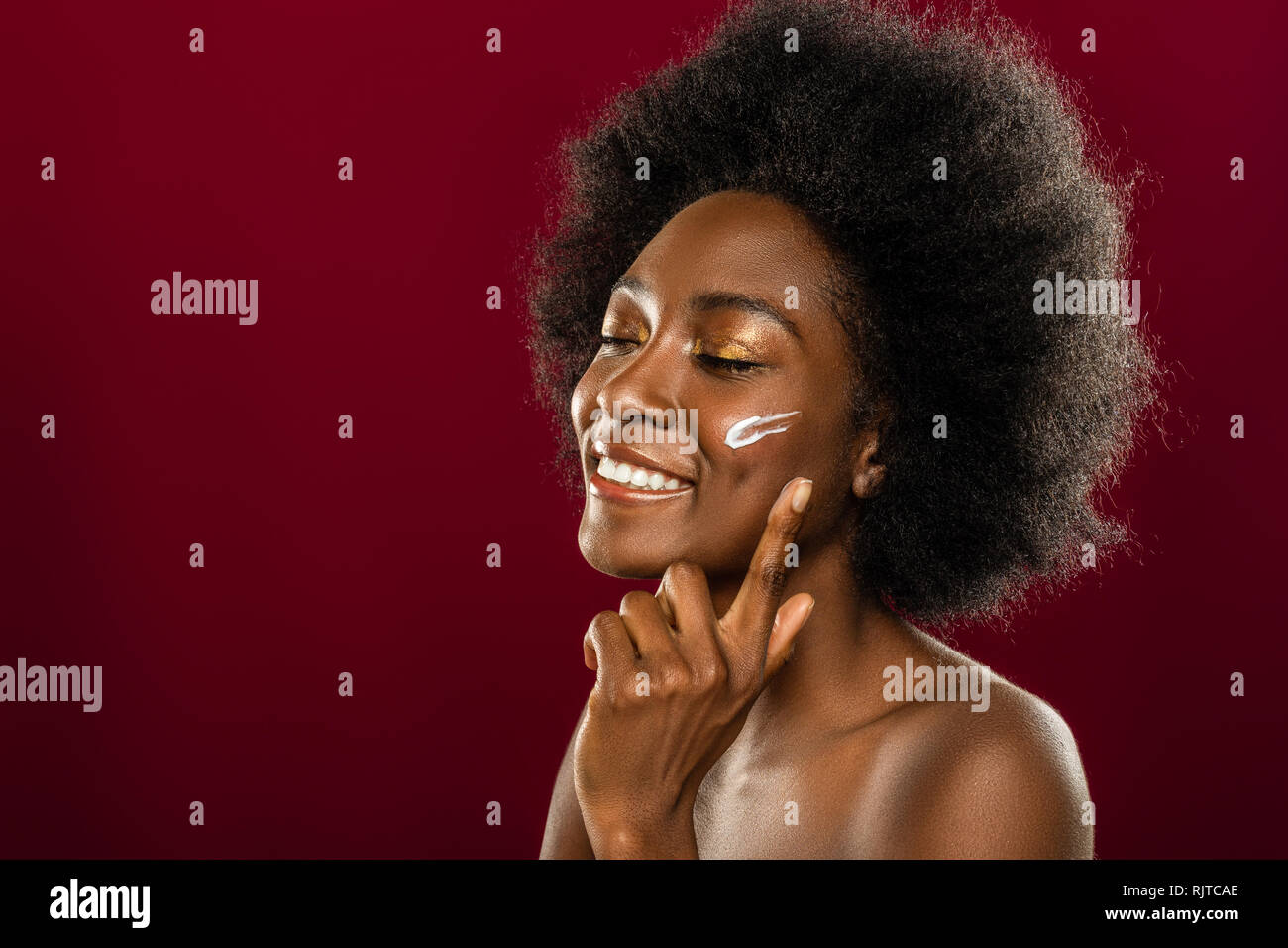 Fröhliche positiv glückliche Frau, die ihre Augen schließen Stockfoto