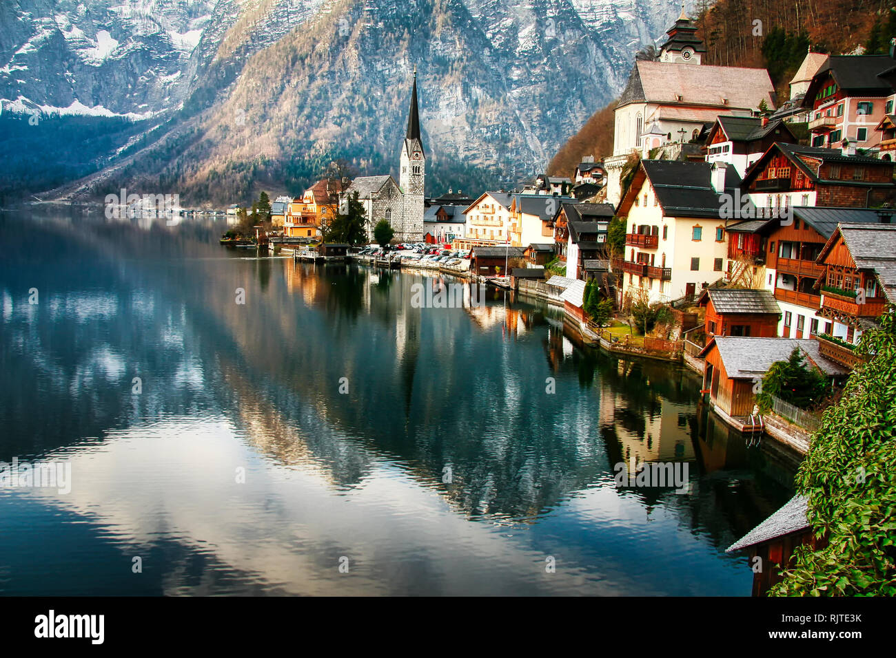 Winter Blick auf Hallstatt, traditionelle österreichische Wald Dorf, Alpen, Österreich Stockfoto