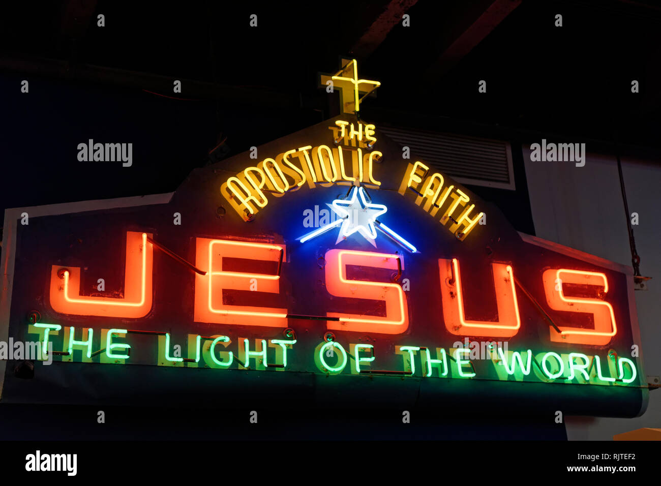 Jahrgang 1950 ist Jesus das Licht der Welt Neon Sign vom Apostelic Glauben Kirche, hässliche Vancouver Galerie am Museum von Vancouver, BC, Kanada Stockfoto