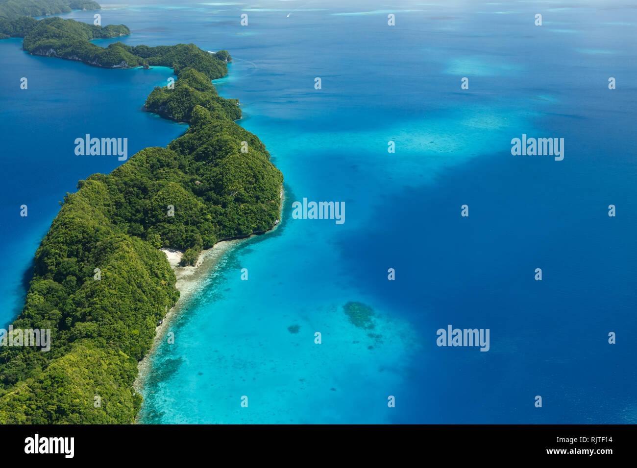 Luftaufnahme der Kette von üppigen südpazifischen Inseln Stockfoto