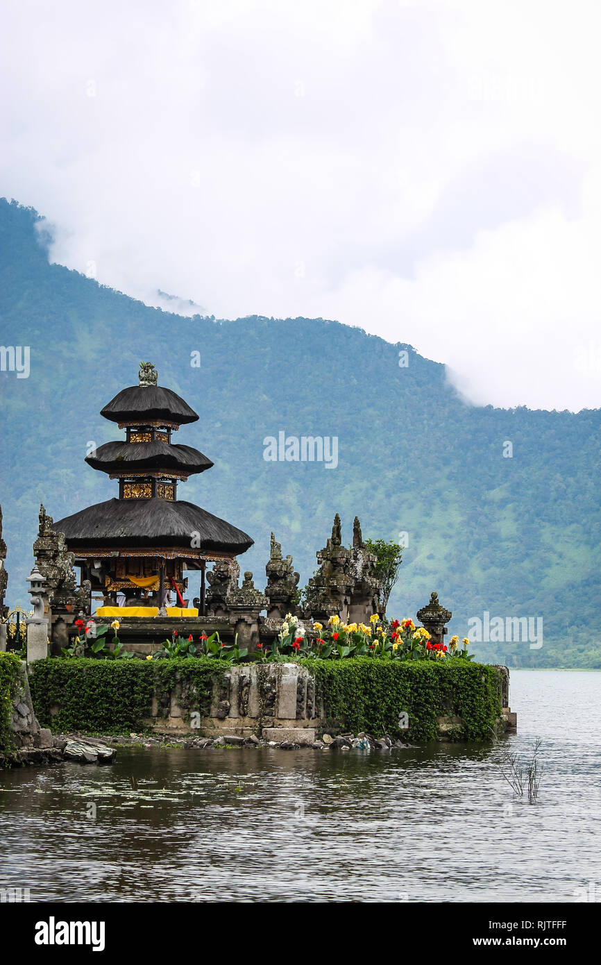 BALI, Indonesien - November 23, 2013: Pura Ulun Danu Bratan, Hindu Tempel auf Bratan See in Bali, Indonesien. Stockfoto