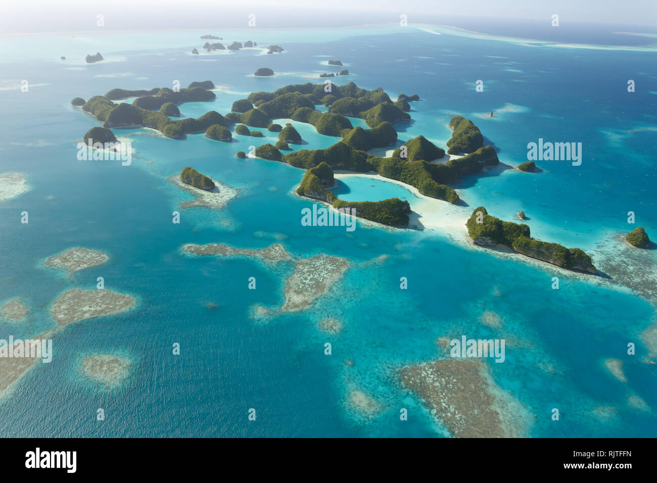 Antenne Landschaft von Dutzenden von kleinen tropischen Inseln und flachen Korallenriffen im Ozean Stockfoto