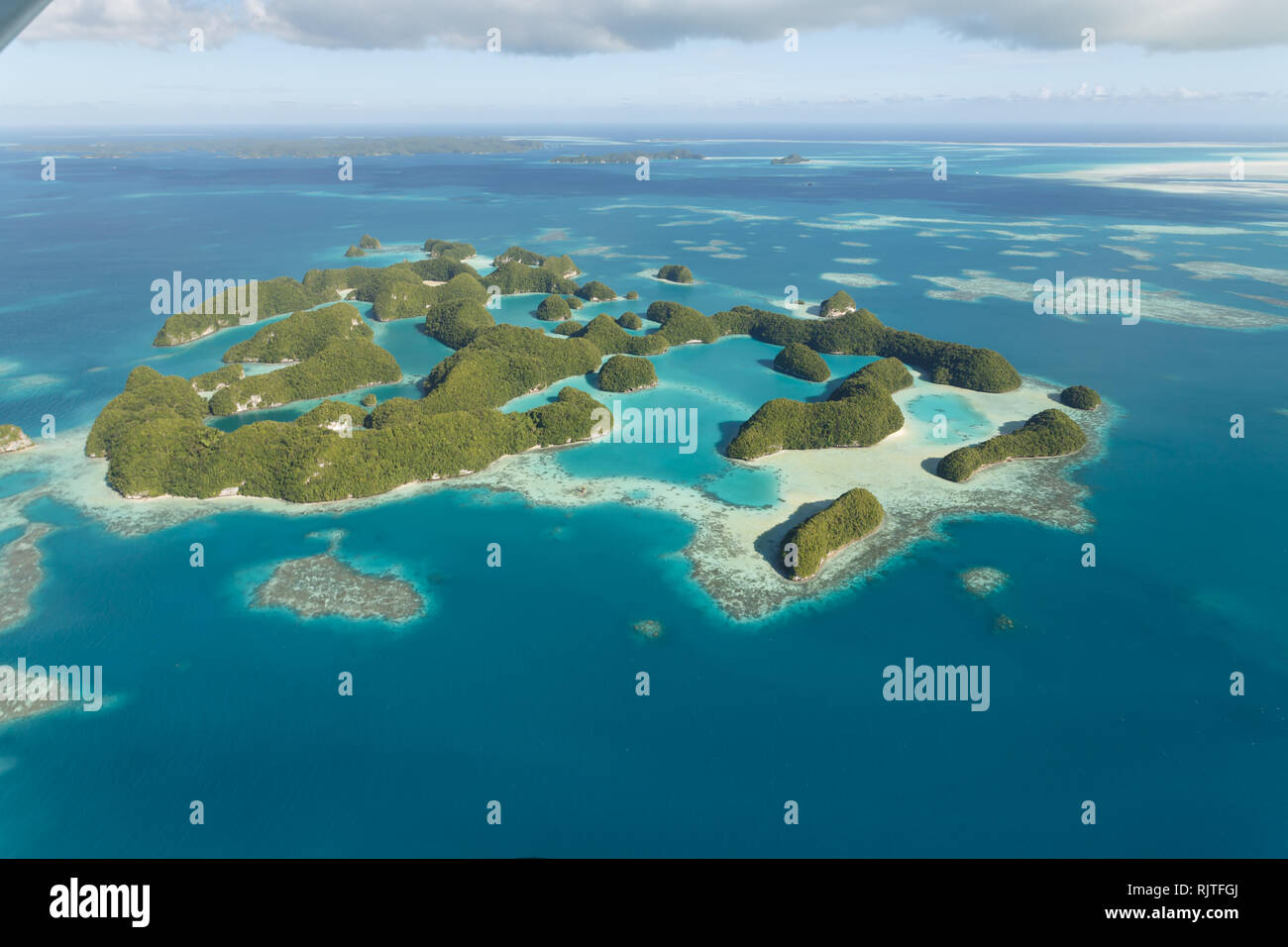 Antenne Landschaft von einem Dutzend kleinen tropischen Inseln und flachen Korallenriffen Stockfoto