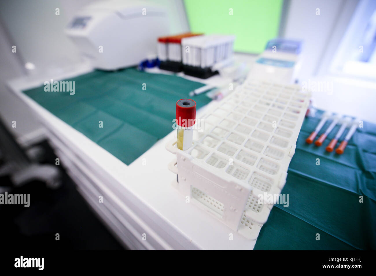 Details mit einem Kunststoff Flasche mit Blut und Blutplasma in einem Zahnarzt Labor Stockfoto