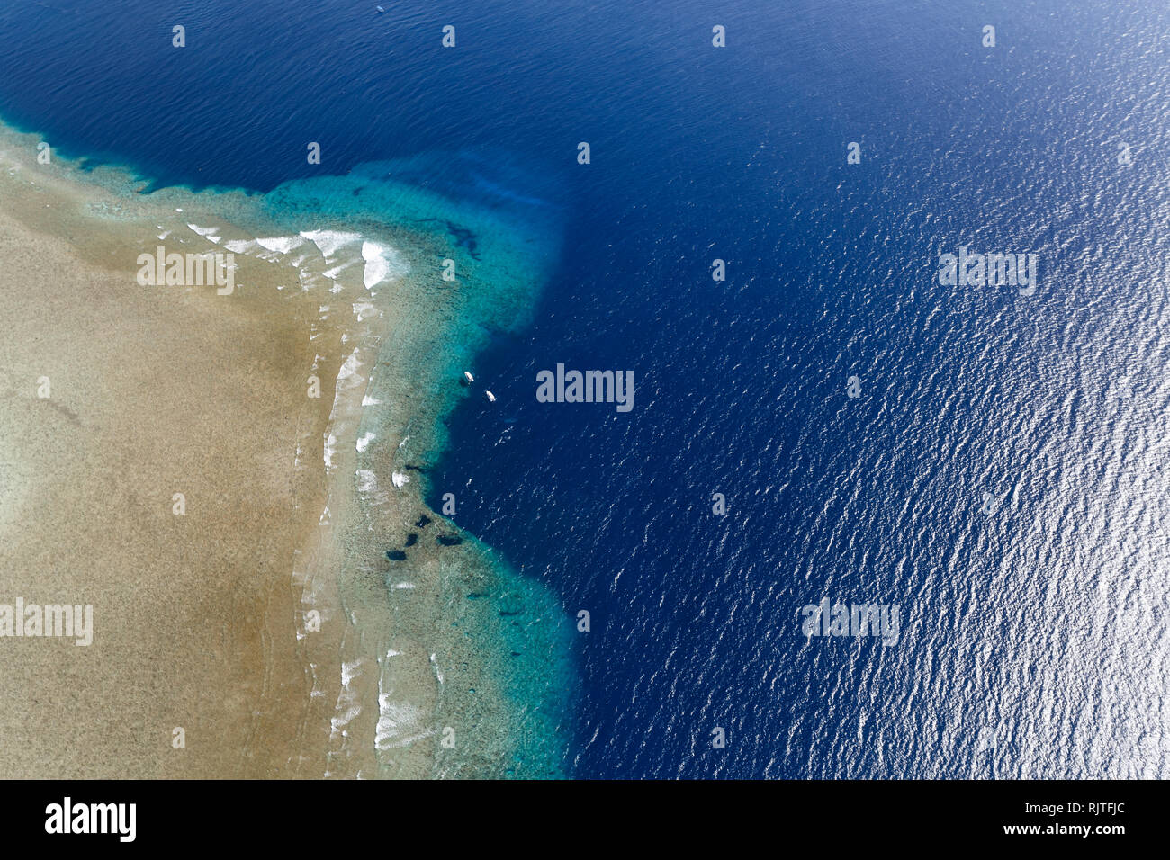 Antenne Landschaft der tropischen Inseln, flachen Korallenriffen und 2 Boote an Blaue Ecke Palau Stockfoto