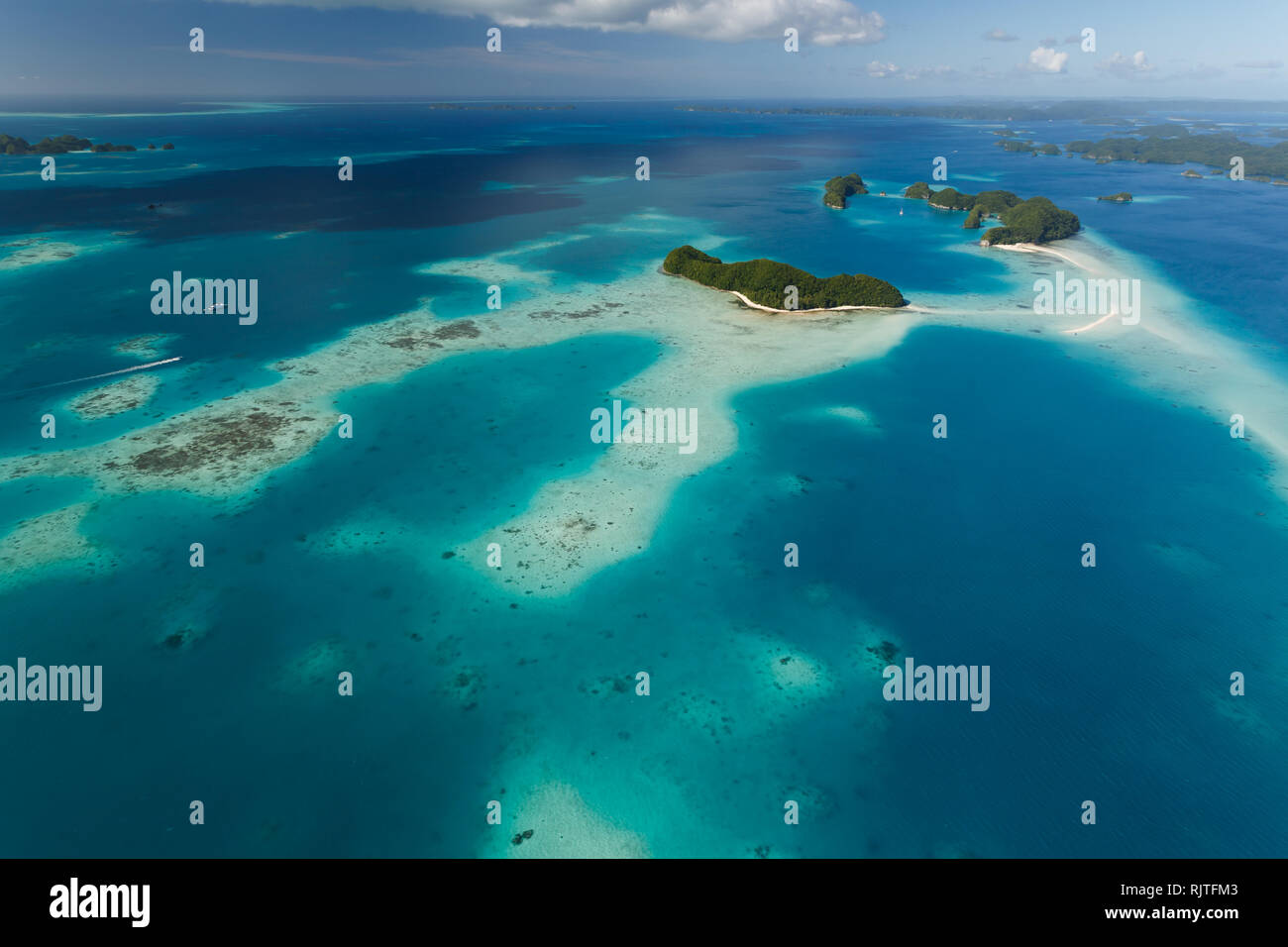 Luftaufnahme von tropischen Inseln, flachen Korallenriffen und Boote Stockfoto