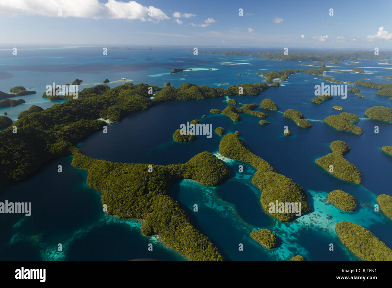 Muster der Inseln Riffe und tiefe türkisblaue Meer Stockfoto