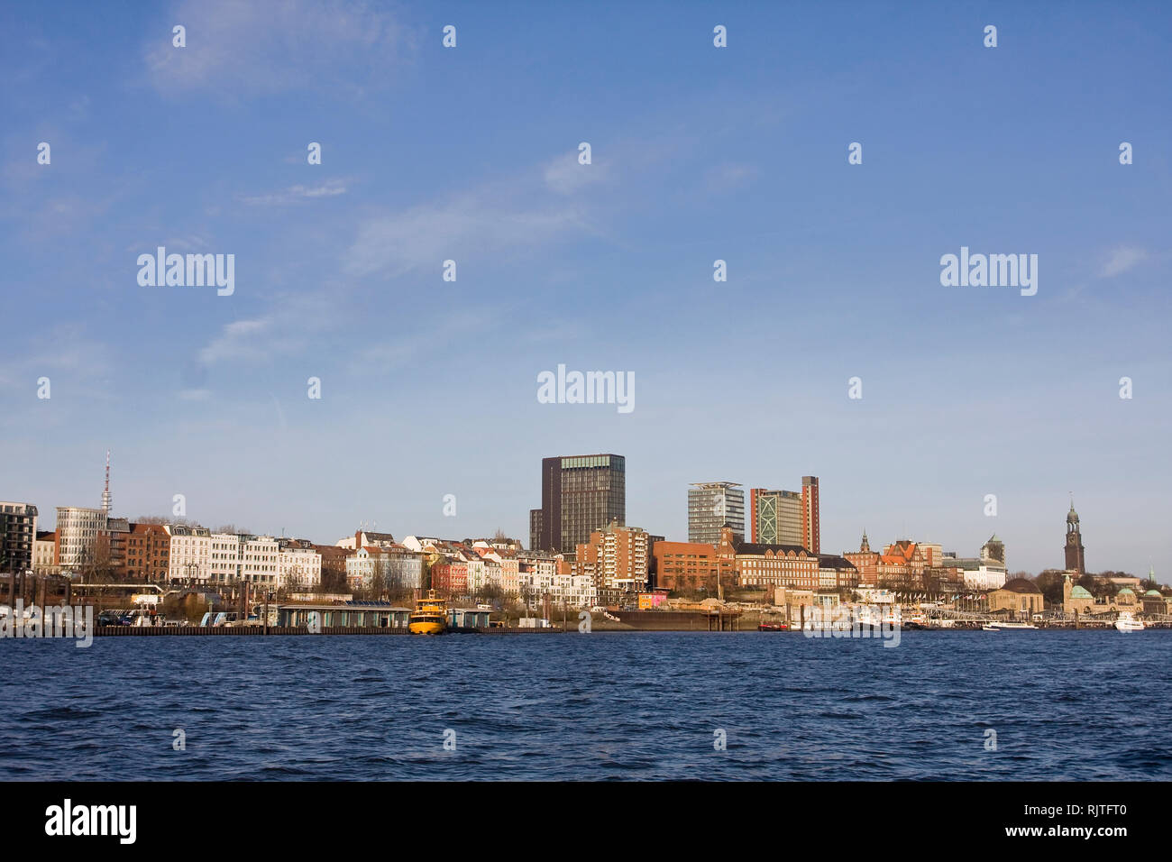 Blick über die Elbe auf die Landungsbrücken, Hafen Hamburg, Hamburg, Deutschland, Europa Stockfoto