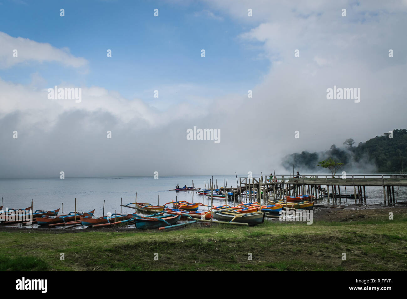 BALI, Indonesien - November 23, 2013: Balinesische Dragonfly Boote in der Nähe von Pura Ulun Danu Bratan, Hindu Tempel auf Bratan See in Bali, Indonesien. Stockfoto