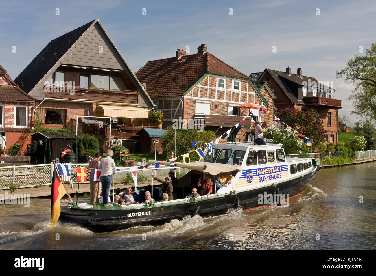 Segelboot auf der Este im Zentrum von Estebruegge, Altes Land, Niedersachsen, Deutschland, Europa Stockfoto