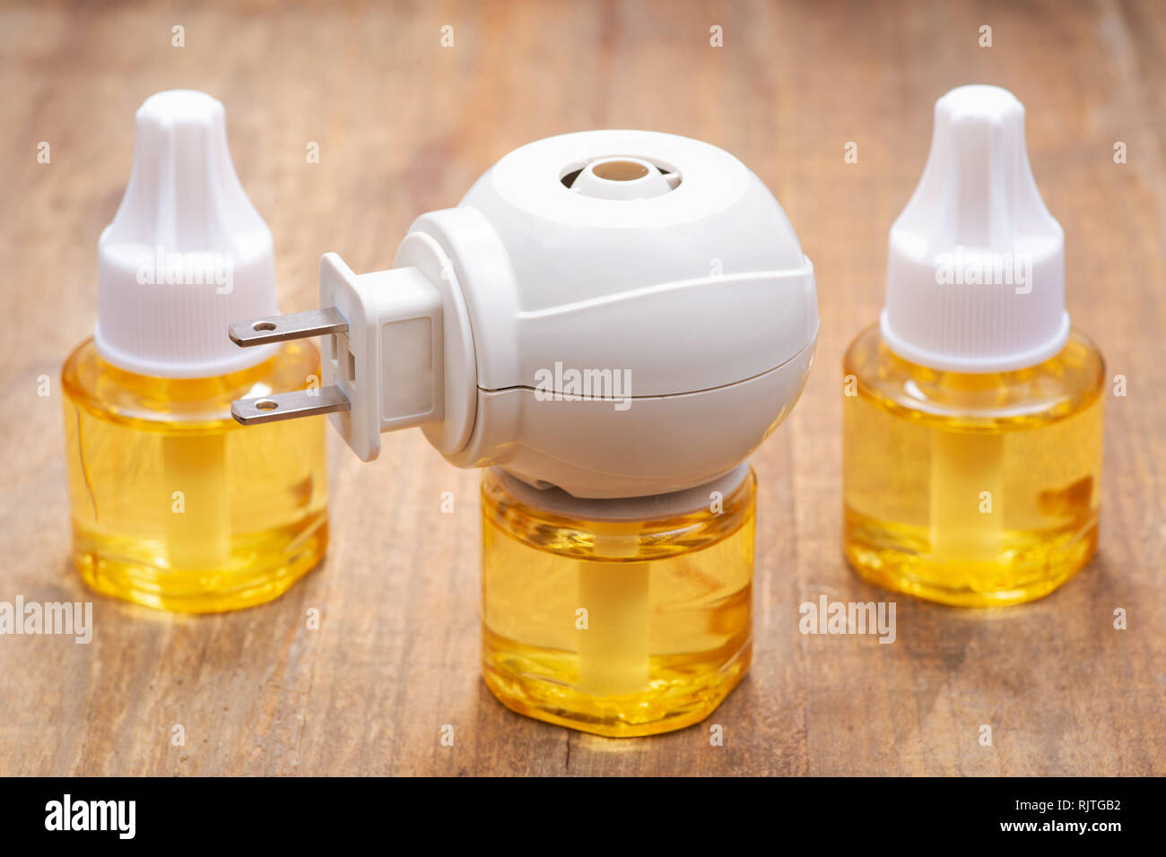 Anti-Stress und beruhigende Plug-in-Diffusor mit zwei Nachfüllflaschen. Für Haustiere, wie Hunde, Katzen, Kaninchen, Nager und Pferde. Stockfoto