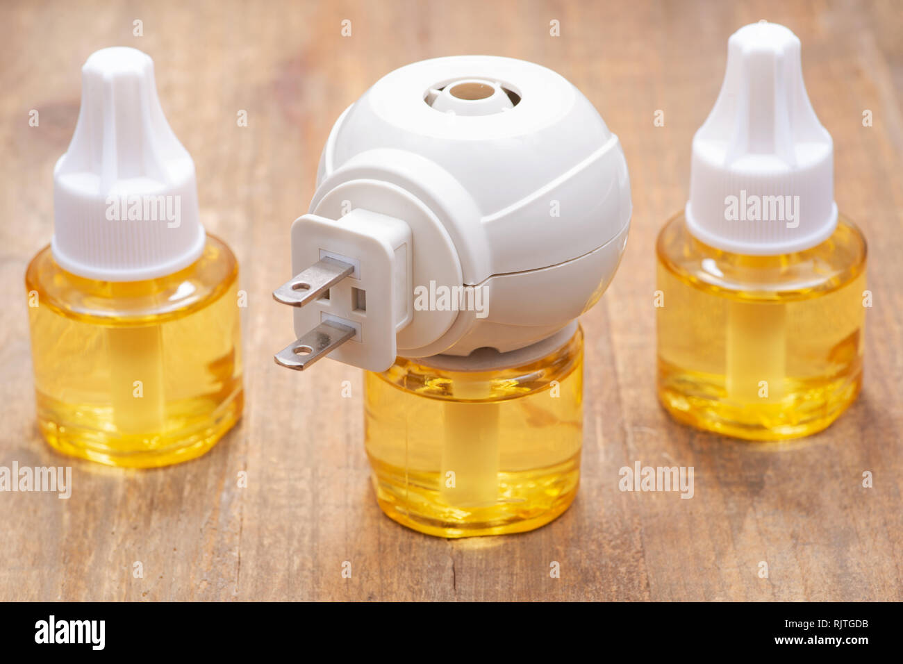 Anti-Stress und beruhigende Plug-in-Diffusor mit zwei Nachfüllflaschen. Für Haustiere, wie Hunde, Katzen, Kaninchen, Nager und Pferde. Stockfoto