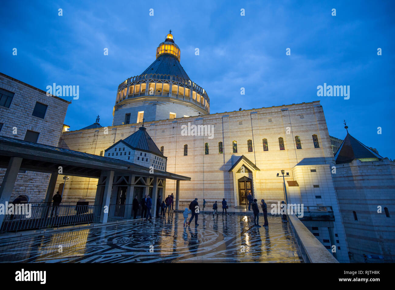 Kirche (Basilika der Verkündigung) im Zentrum von Nazareth - am Abend nur nach Sonnenuntergang Stockfoto