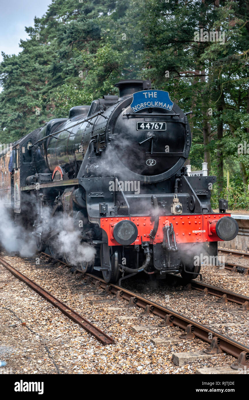 Presreved LMS Schwarz fünf Dampflokomotive bei Holt Station, North Norfolk. Stockfoto