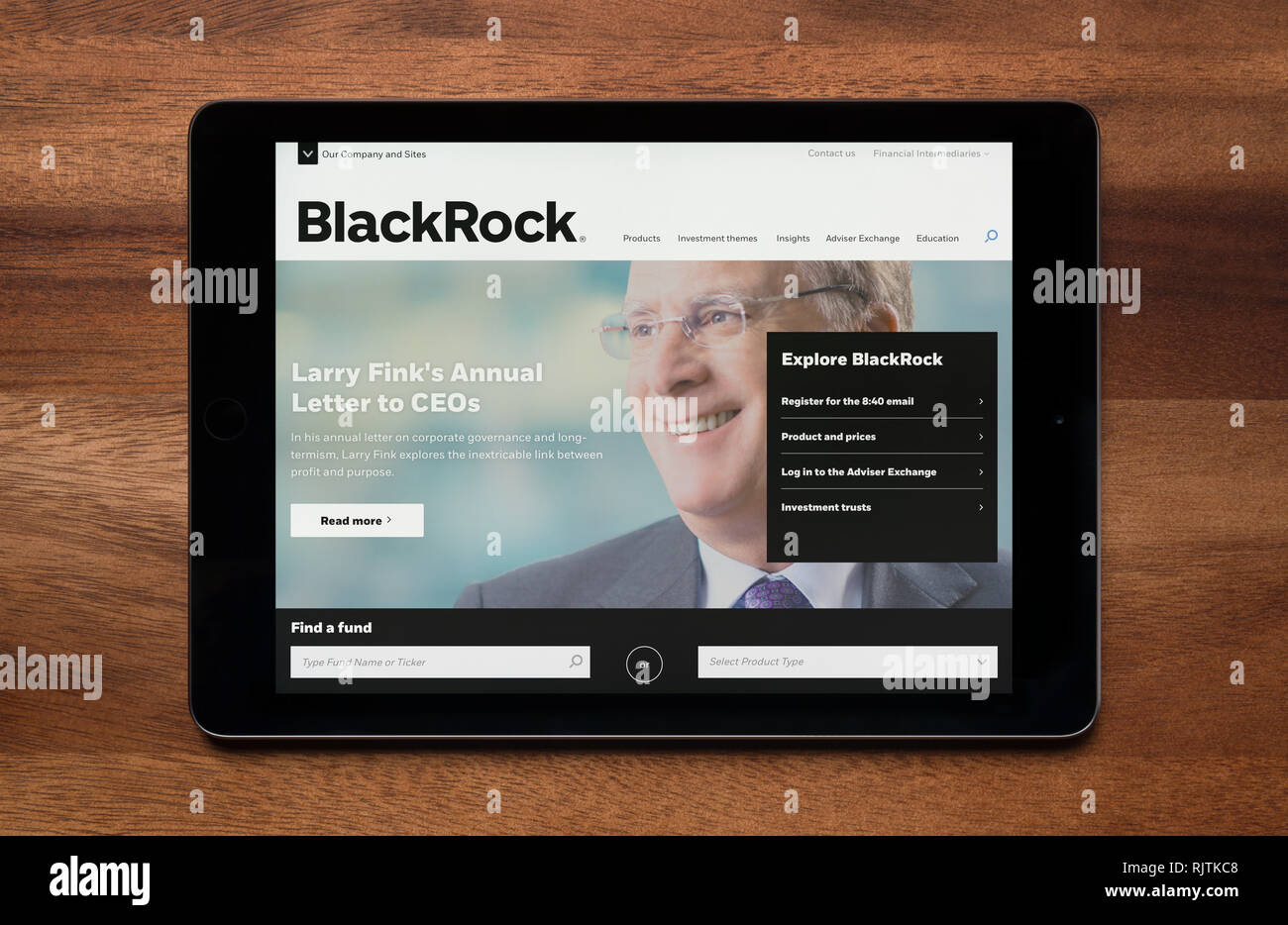 Die Website von BlackRock ist gesehen auf einem iPad Tablet, der ruht auf einem Holztisch (nur redaktionelle Nutzung). Stockfoto