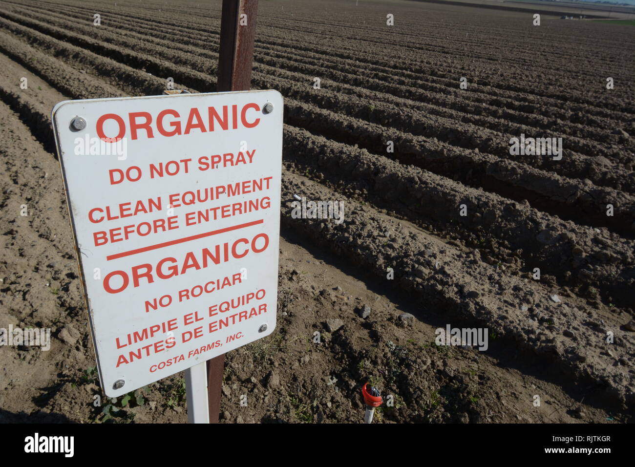 Organic Farm Zeichen über sprühen Chemikalien Stockfoto