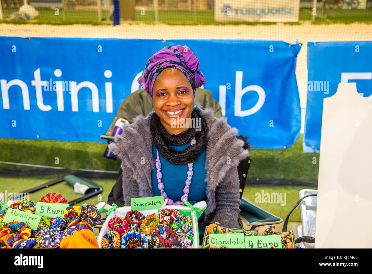 BOLOGNA, Italien - 16 Dezember, 2018: schwarze Frau Verkauf von Modeschmuck an FICO Eataly Welt, das größte Gourmet agri-food-Park in der Welt Stockfoto