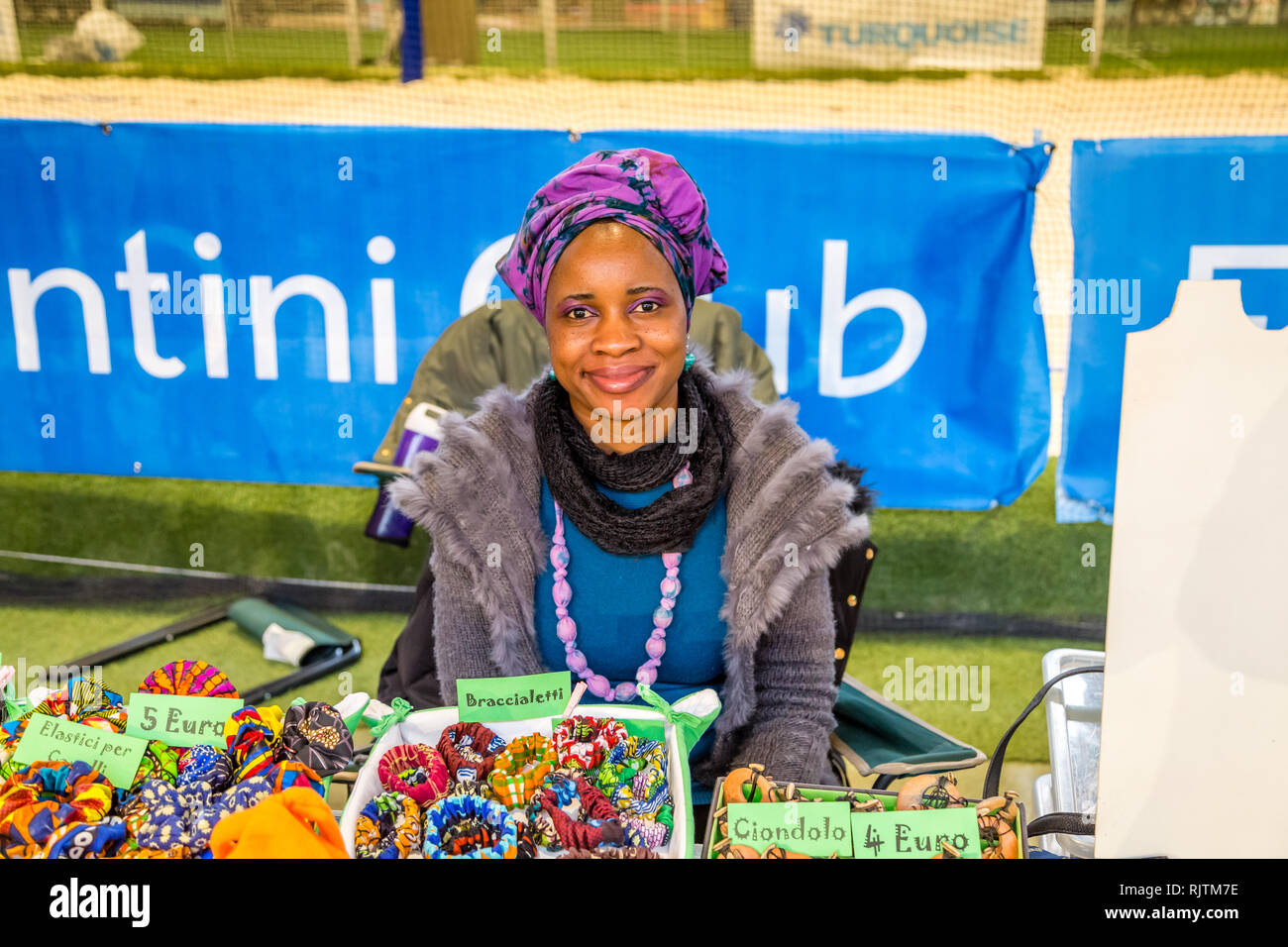 BOLOGNA, Italien - 16 Dezember, 2018: schwarze Frau Verkauf von Modeschmuck an FICO Eataly Welt, das größte Gourmet agri-food-Park in der Welt Stockfoto