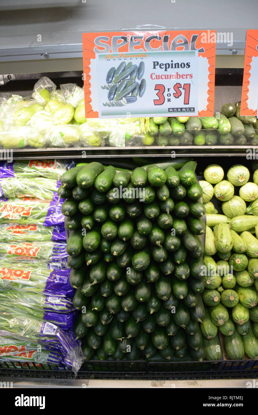 Gemüse zum Verkauf an Englisch Spanisch Sprache Store in Kalifornien Stockfoto