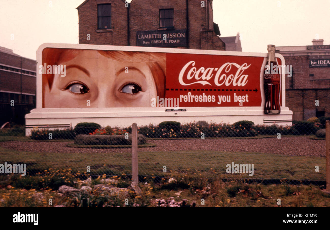 Classic und vintage Coca Cola Plakatwand in London, England Stockfoto