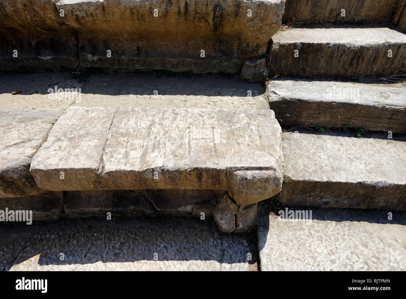 Sitzbereich mit griechischen Buchstaben an der großen antiken Stadion eingeschrieben, Magnesia am Mäander, Tekin, Ionia, Türkei. Das Stadion hatte die Sitzkapazität Stockfoto