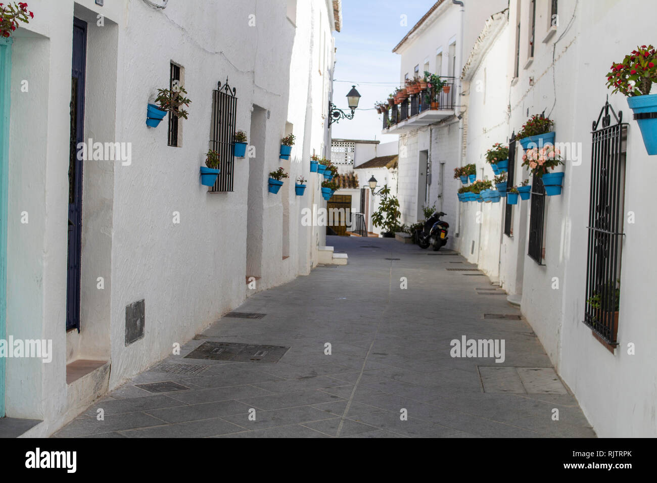 Mijas, Spanien. Eine Seitenstraße im weißen Dorf Mijas, hell mit Blumentöpfen dekoriert Stockfoto