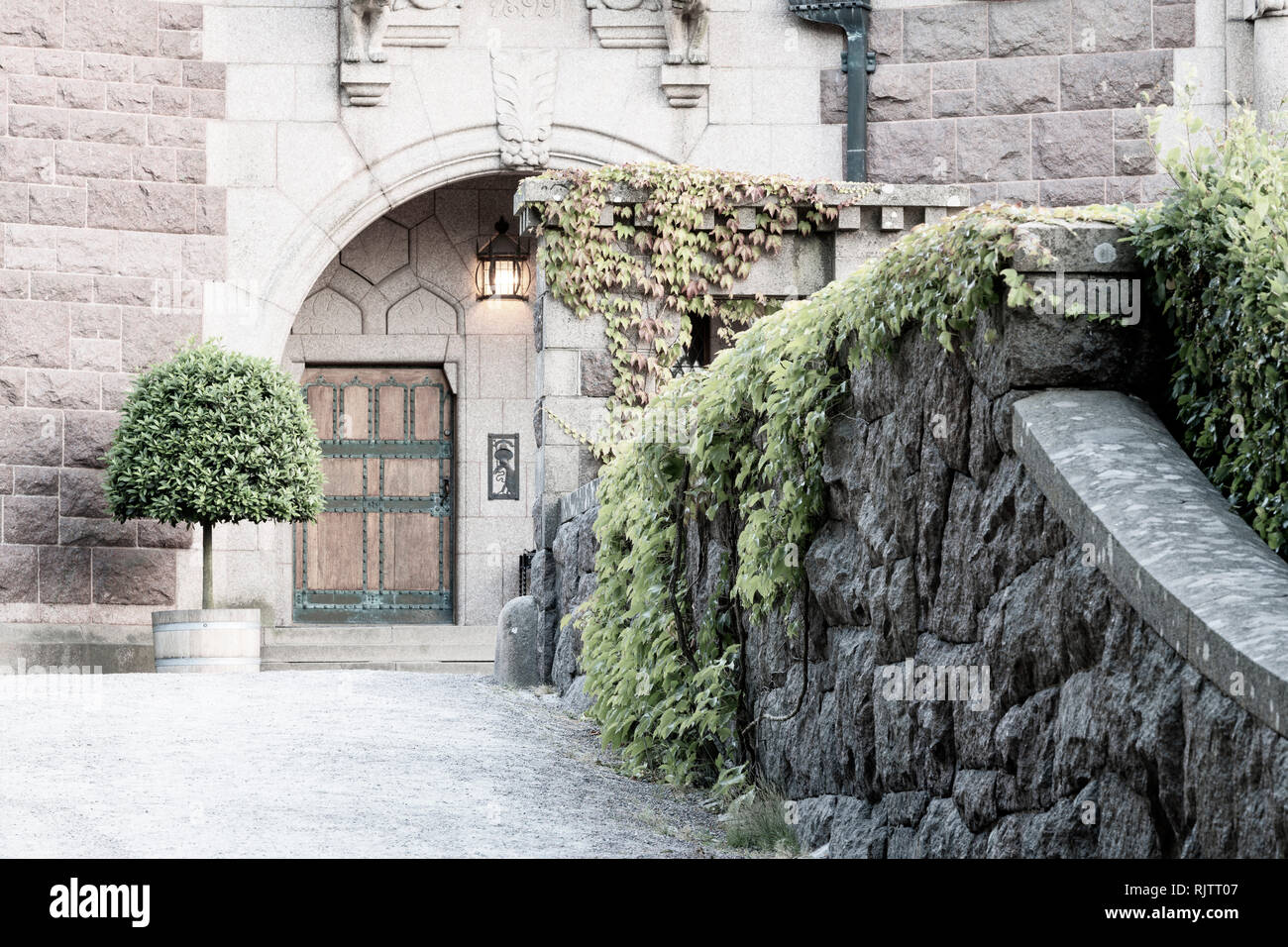 Außenansicht Eingang führt zu großen historischen Gebäude, Halland, Schweden, Europa Stockfoto