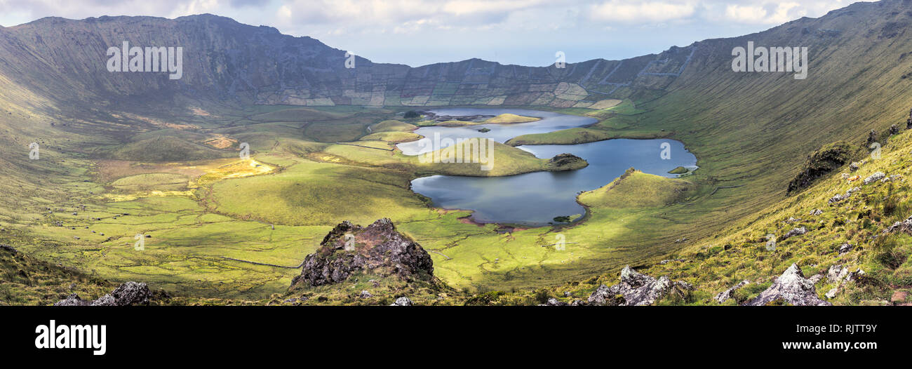 Die vulkanischen Krater (Caldeirao) mit einem schönen See auf der Insel Corvo. Azoren, Portugal Stockfoto