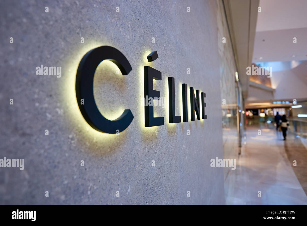 Hongkong - Januar 26, 2016: logo Celine an der Wand Elemente Shopping Mall. Celine ist eine französische Ready-to-wear und Leder Luxusgüter Marke Stockfoto