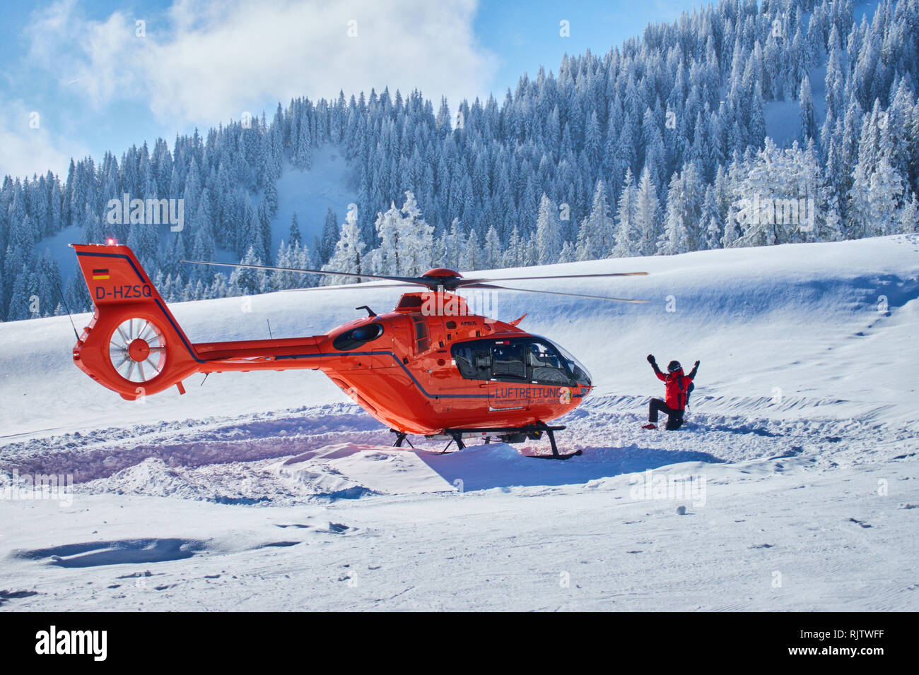 Ein Rettungshubschrauber landete am Alpspitz nach einem Ski Tourer durch eine Lawine auf dem Berg Alpspitz in Nesselwang, Allgäu, Bayern, Ger abgedeckt sind Stockfoto