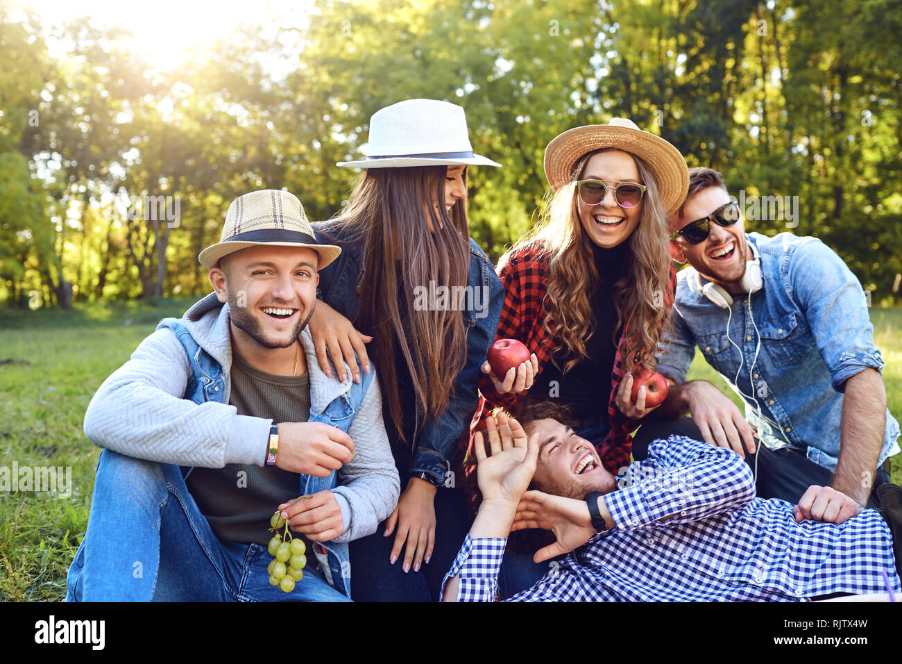 Gerne Freunde auf einem Picknick im Park. Stockfoto