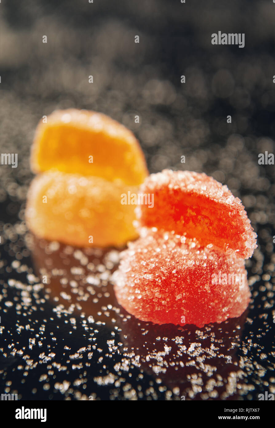 Marmelade Bonbons mit Zucker. Gummi candy auf Schwarz Stockfoto