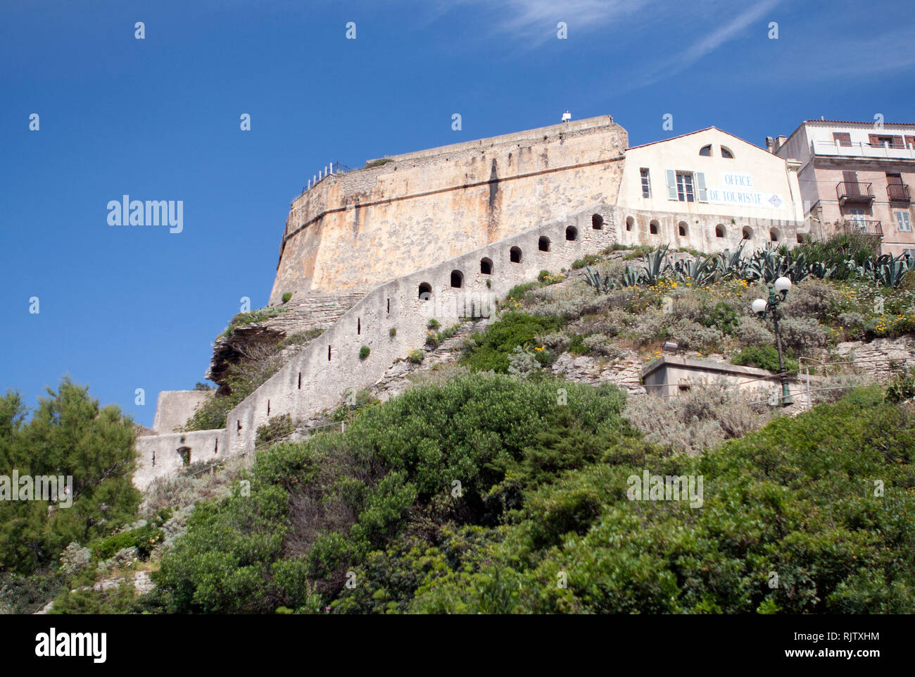 Die Stadtmauer von Bonifacio, Korsika Frankreich Stockfoto