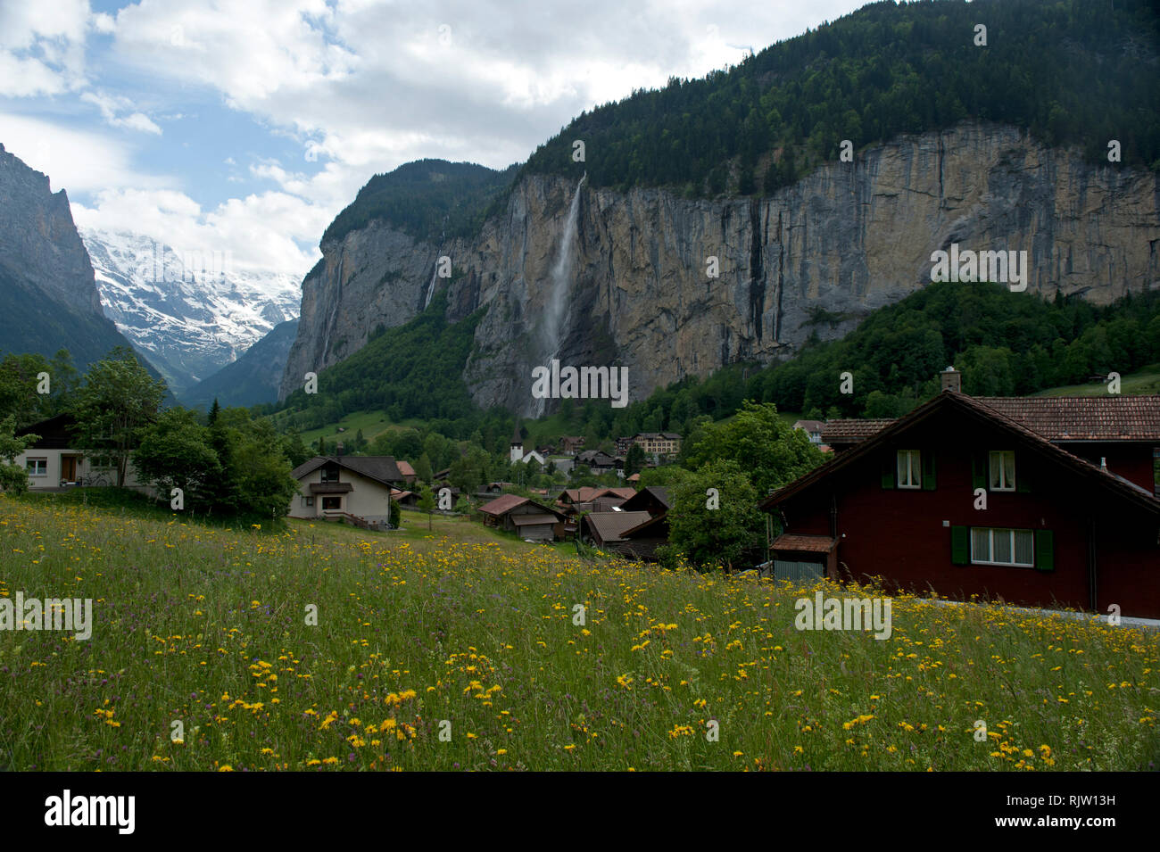 Allgemeine Ansicht von Lauterbrunnen und Wasserfall Staubbach, Schweiz, Europa Stockfoto