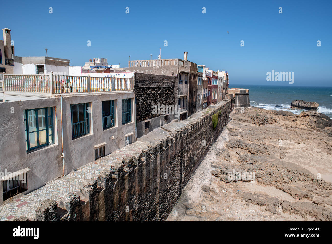 Häuser entlang der Küste von Essaouira, Marrakesh-Safi, Marokko Stockfoto