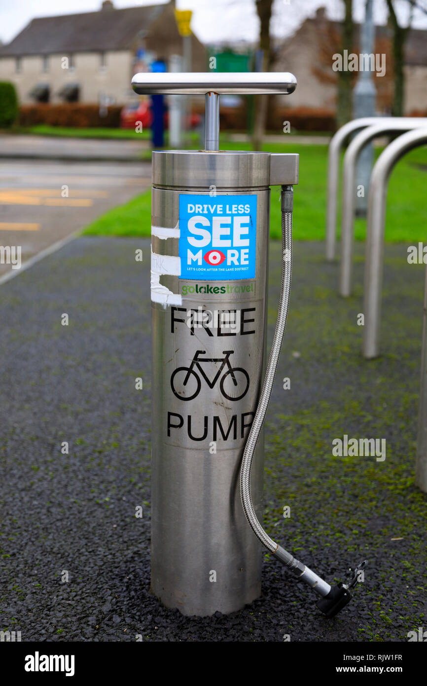 Curbside kostenlose Fahrrad Reifen Luftpumpe, Coniston, Lake District, Cumbria, England Stockfoto